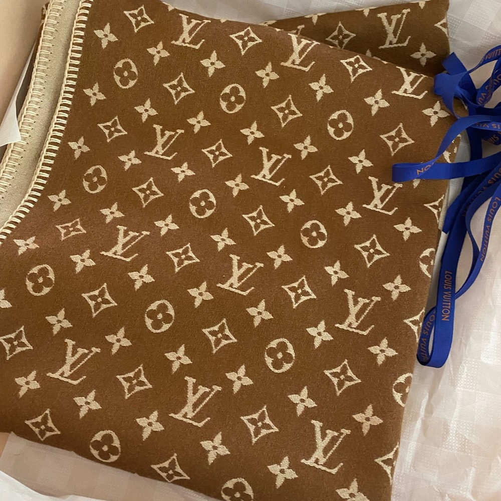 Brand new Louis Vuitton Poncho Shawl Wrap. Caramel Camel brown color - Picture 4 of 9